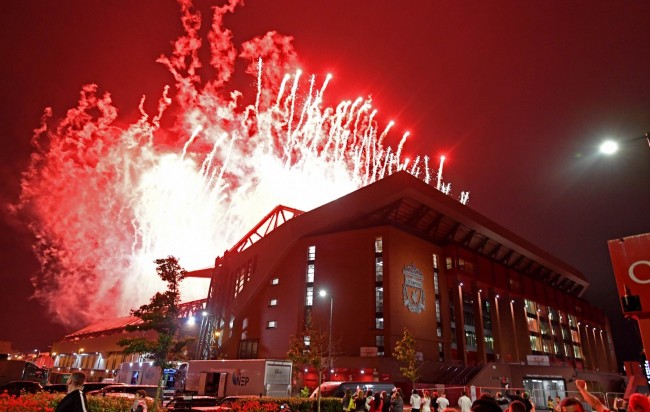 利物浦球迷聚集庆祝夺冠